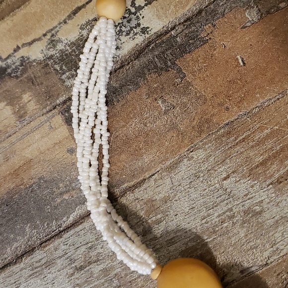 Beautiful Pre-loved Vintage Shell & Beads Necklace - Picture 6 of 8